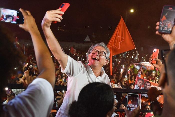 Caminhada nos Poch's. Candidato garante que, se eleito, opinião do povo permeará sua gestão - Foto: Caio Cruz