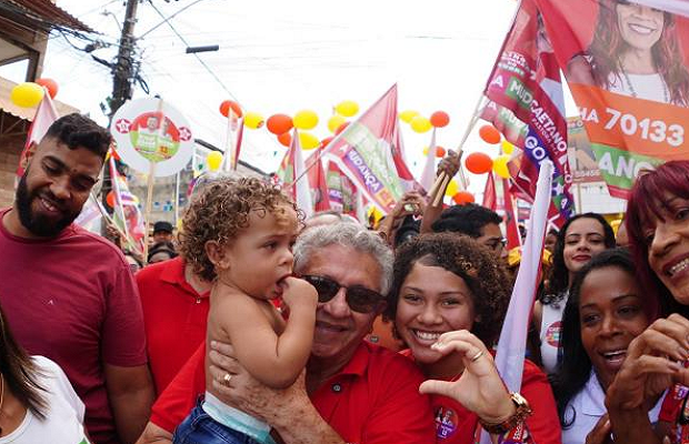 Candidato a prefeito de Camaçari, Luiz Caetano (PT), participou dos tradicionais desfiles cívicos na Gleba E e Parafuso (Foto: William Rocha/assessoria Luiz Caetano (PT))