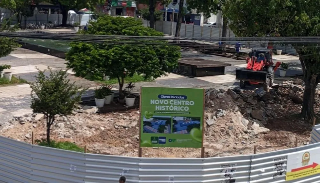 Câmeras de segurança instaladas no local registraram o momento da ação por volta da meia-noite (Foto: Reprodução)