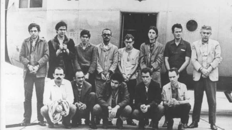 Fatídica foto dos prisioneiros libertados após a captura do embaixadorCréditos: Reprodução/HistoriaNet