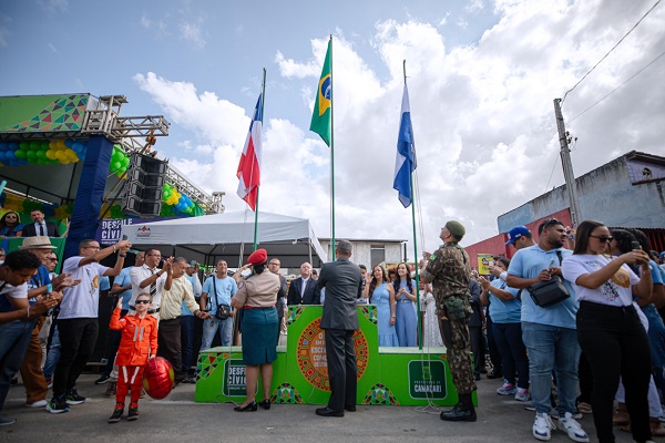 Diversas autoridades prestigiaram o evento, que teve início com o tradicional hasteamento das bandeiras do Brasil, da Bahia e de Camaçari - Foto: Jean Victor