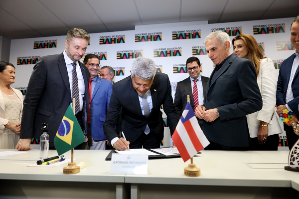 Governador Jerônimo Rodrigues assinou um decreto que estabelece novos incentivos fiscais para a produção do combustível no estado (Foto: Mateus Pereira/GOV-BA)