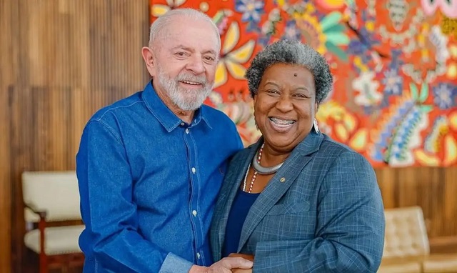 Presidente Lula ao lado da nova ministra dos Direitos Humanos e da Cidadania, a deputada estadual mineira Macaé Evaristo (PT) (Foto: © Ricardo Stuckert/PR)