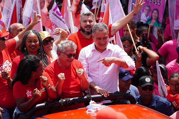Candidato a prefeitura de Camaçari, Luiz Caetano (PT), acompanhado pelo ex-governador da Bahia e atual ministro da Casa Civil, Rui Costa, durante a Mega Caminhada da Mudança (Foto: Divulgação)