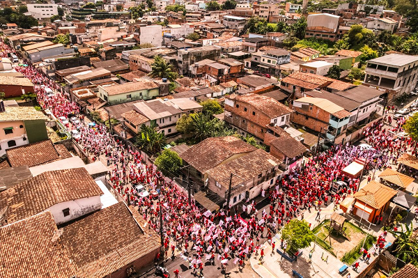 Caminhada reuniu apoiadores, militantes e candidatos a vereador, formando um imenso tapete humano vermelho ao longo do trajeto (Foto: Divulgação)