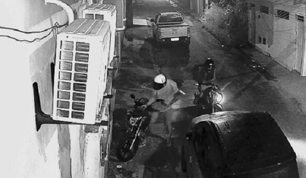 Os homem chegam no local do crime caracterizados de entregador (Foto: Reprodução/Arquivo Pessoal)