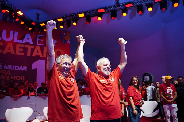 Candidato a prefeito do PT em Camaçari, Luiz Caetano ao lado do presidente Lula durante comício histórico, no centro de Camaçari (Foto: Divulgação)
