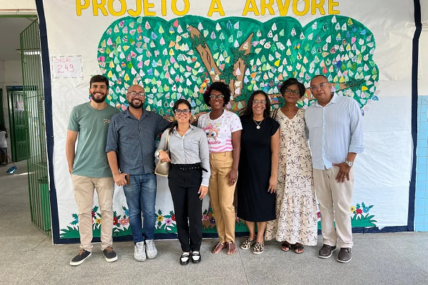 Equipe da Seduc com a dra Louise Gomes (Foto: Divulgação/Seduc)