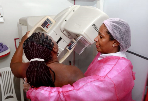 A campanha tem como o objetivo chamar a atenção para a importância da detecção precoce do câncer de mama, doença que é a principal causa de morte por câncer entre as mulheres no Brasil (Foto: Thuane Maria/GOVBA)