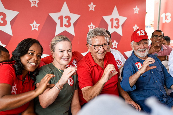 Candidata a vice-prefeita de Camaçari, pastora Déa Santos (PSB), a Presidente nacional do Partido dos Trabalhadores (PT), Gleisi Hoffmann, candidato a prefeito de Camaçari, Luiz Caetano (PT), e o senador Jaques Wagner (PT) (Foto: Caio Diniz)