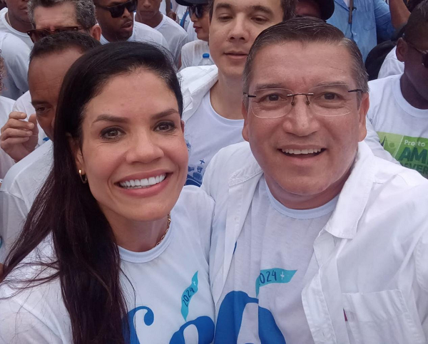 Candidato à prefeitura de Camaçari, Oswaldinho (MDB) ao lado da Secretária Estadual de Infraestrutura Hídrica e Saneamento, Larissa Moraes (Foto: Divulgação)