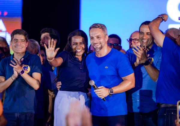 Candidatos à prefeito e vice prefeita, Flávio Matos e Professora Angélica, derrotados nese domingo, (27) durante convenção, em 24/7/24, dia da suposta profecia - Foto: Divulgação