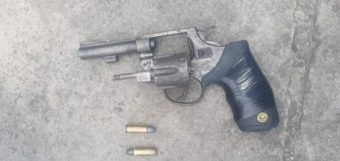 Polícia apreendeu dinheiro, motocicleta e revólver com eles. Foto: Divulgação SSP