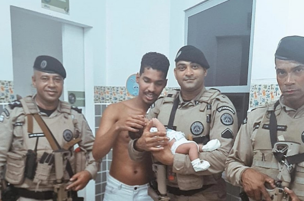 PMs salvam vida de bebê que havia se asfixiado em Camaçari (Foto: Divulgação/PMBA)