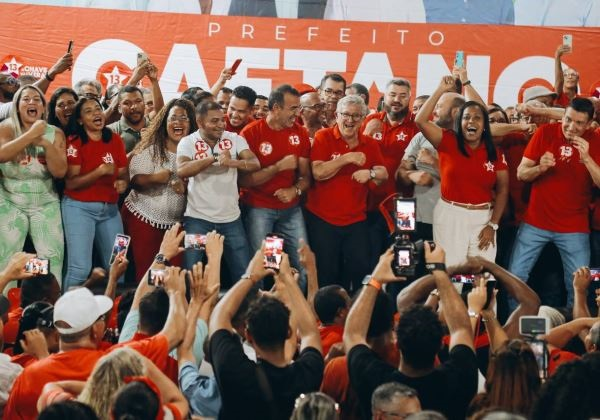 Luiz Caetano (PT) reuniu uma multidão de apoiadores no Clube Social, na noite de sexta-feira (11), em Camaçari (Foto: Assessoria de Luiz Caetano)