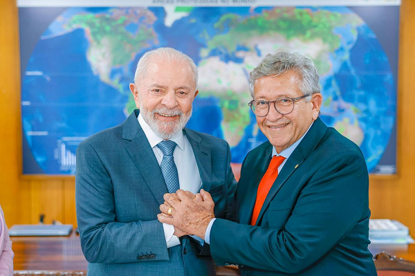 O presidente Lula (PT) com o prefeito eleito de Camaçari, Luiz Caetano (PT) (Foto: Ricardo Stuckert)