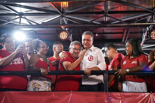  O ministro Rui Costa (PT), com Caetano (PT), também sugeriu que o povo escolha alinhar o PT do presidente Lula e o PT do governador Jerônimo com o PT em Camaçari, para bem do progresso político e social da cidade - Foto: Caio Diniz / William Rocha