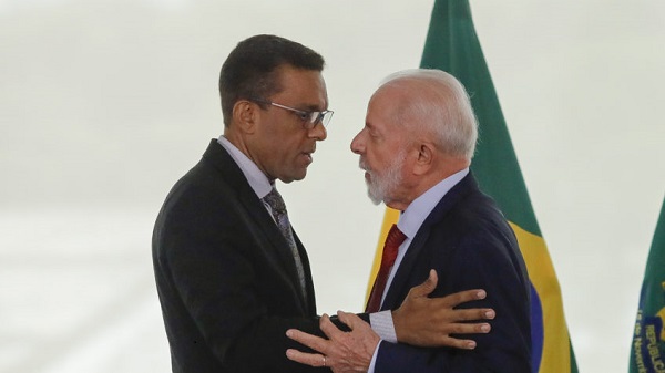 Lula com o pastor e deputado bolsonarista Otoni de Paula durante o evento nesta terça-feira (15/10) - Divulgação