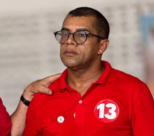 Vale lembrar que no primeiro turno das eleições apoiadores de Flávio Matos nomeados na prefeitura foram flagrados fantasiados de petistas furtando material de campanha de Luiz Caetano. Na imagem, o vr eleito, Prof Márcio. Foto: Divulgação