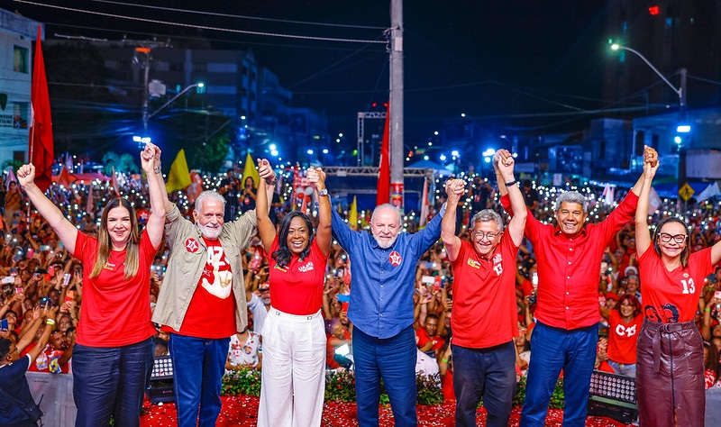 Presidente Lula, meio que 'pra provocar', vestido de azul, entre o prefeito e a vice prefeita, Cateano e Déa, eleitos nesse domingo, 27/10, dia do anuversário do presidente - Foto: Assessoria