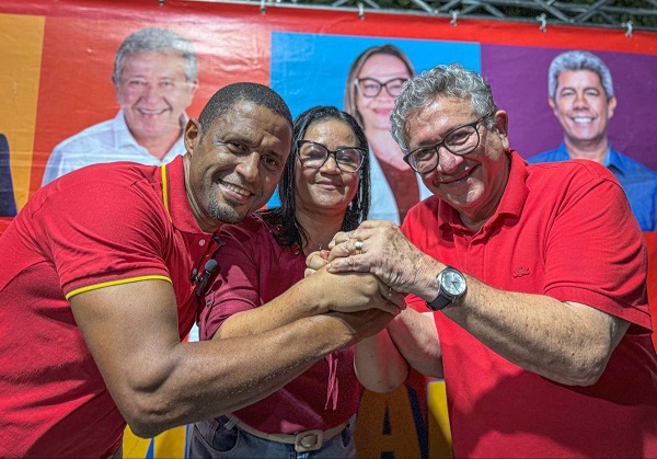 Sales - única vereadora eleita em Camaçari, entre seu padrinho político, o ex-vereador Val Estilos, e Luiz Caetano - Foto: Web