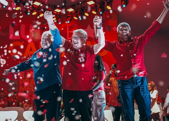 Candidato a prefeito de Camaçari, Luiz Caetano ao lado do Presidente Lula e do governador Jerônimo Rodrigues (Foto: Divulgação)
