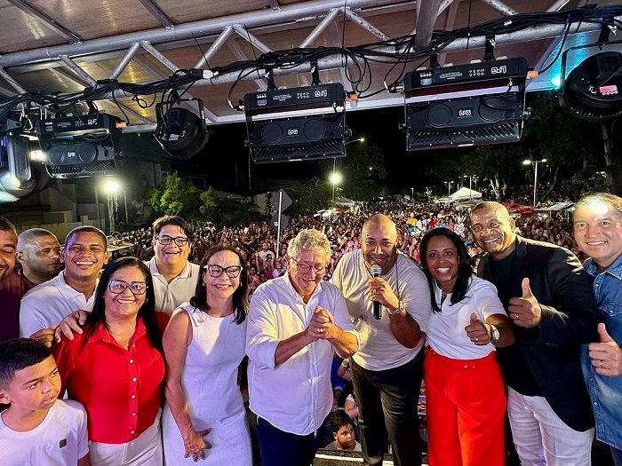 Prefeito e vice prefeita eleitos com lideranças políticas federal, locais e artistas durante o evento na praça dos 46 – Foto: Divulgação.
