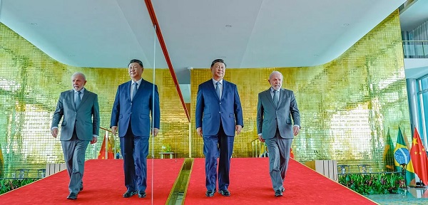 Xi Jinping (à esq.) e Lula. A iniciativa dos dois países contempla áreas como agricultura, educação, desenvolvimento sustentável, indústria, tecnologia e saúde. (Foto: Ricardo Stuckert / PR)