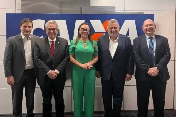 Na foto, com Caetano, e Ivoneide, Carlos Vieira (presidente da Caixa), Marcelo Bretas (superintendente da Caixa) e Raphael Costa Barbosa - Divulgação