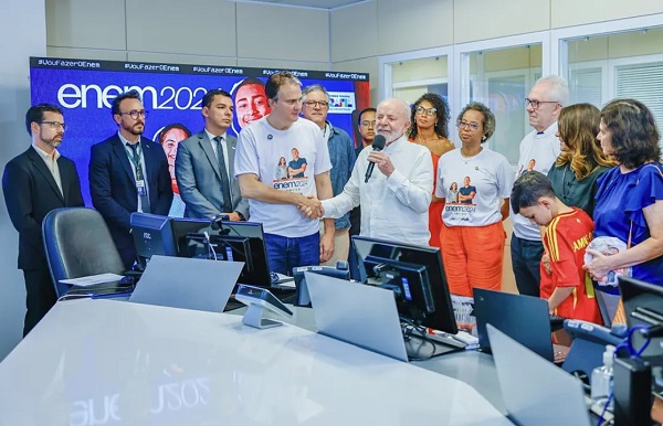 Camilo Santana divulgou dados neste domingo, 3, em conversa com a imprensa; números do Enem no Nordeste se destacou - Foto: Ricardo Stuckert/PR