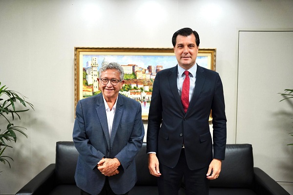 O prefeito eleito de Camaçari, Luiz Caetano (PT), com o procurador-geral do Ministério Público da Bahia, Pedro Maia - Foto: Assessoria