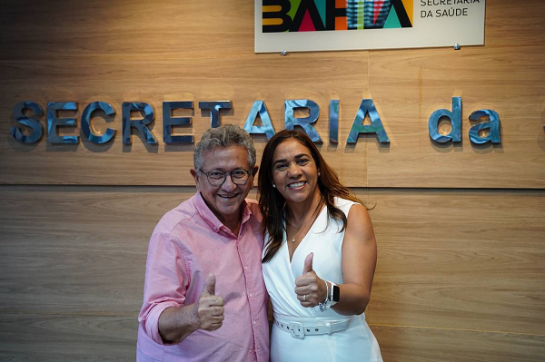 Prefeito eleito de Camaçari, Luiz Caetano (PT), ao lado da secretária de Saúde da Bahia (Sesab), Roberta Santana (Foto: Divulgação)