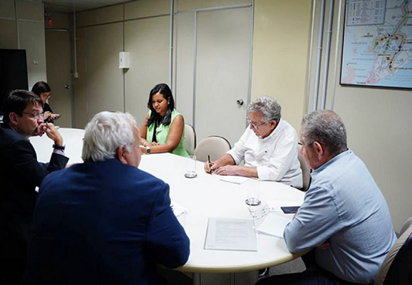 O prefeito eleito de Camaçari, Luiz Caetano (PT), em reunião na Agerba (Foto: William Rocha/Divulgação)