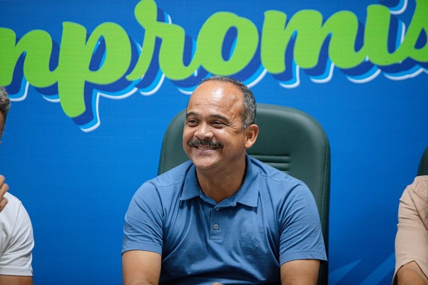 'Errar é humano, persistir no erro é burrice, dar desculpa esfarrapada não se nomina'. (Thatu Nunes) Na imagem, o prefeito Elinaldo Araújo - Foto: Jean Victor