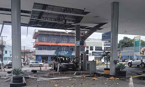 Cilindro de carro explode durante abastecimento com GNV em Camaçari (Foto: Reprodução/Destaque1)