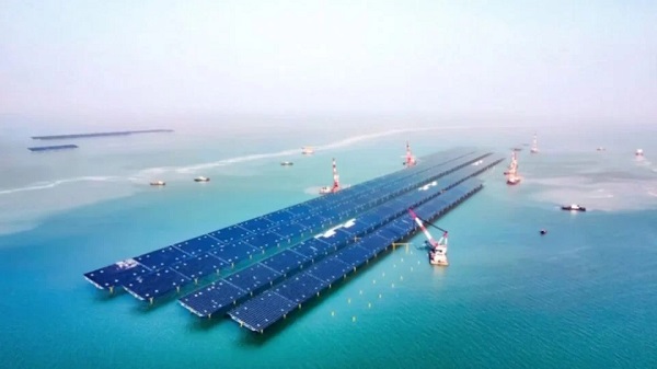 Placas solares no meio do mar. Esta é a maior usina solar marítima do planeta. Créditos: CHN