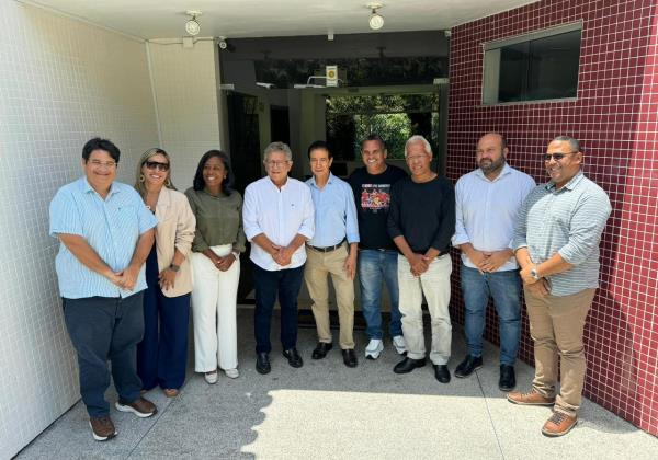 Prefeito eleito de Camaçari, Luiz Caetano (PT), com a direção do Cofic (Foto: Assessoria)