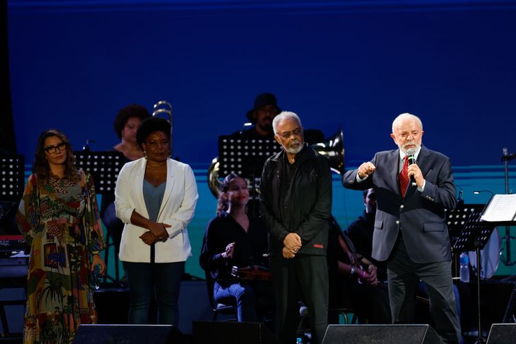  O presidente da República, Luiz Inácio Lula da Silva, no show do Festival Aliança Global Contra a Fome e a Pobreza, no G20 Social, na Praça Mauá, com Gilberto Gil, a primeira-dama Janja e a ministra da Cultura, Margareth Menezes. Foto: Fernando Frazão/Agência Brasil