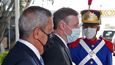 Legenda da foto, Jake Sullivan (ao centro), membro do governo dos EUA, ouviu do próprio Bolsonaro suspeitas infundadas contra a eleição nos dois países.