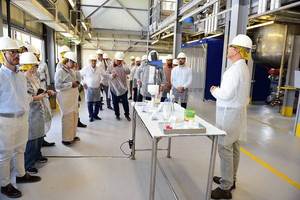 Visitantes puderam conhecer um pouco de operação da ITF Chemical no Polo Industrial de Camaçari (Foto: Divulgação)
