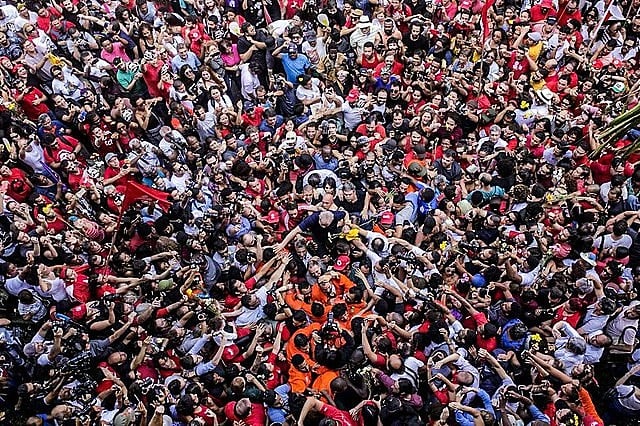 A saída de Lula da sede da Polícia Federal em Curitiba foi celebrada como uma vitória coletiva - Divulgação