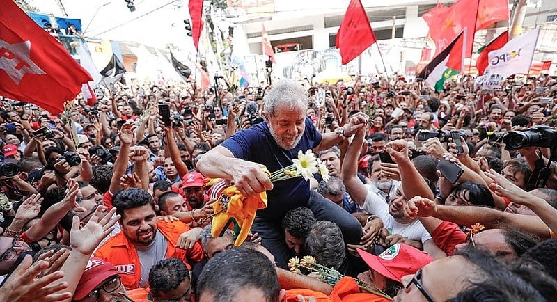 Em 7 de abril de 2018, Lula atravessa multidão que bloqueava a rua do Sindicato dos Metalúrgicos do ABC para se entregar à PF. Foto: Paulo Pinto/Instituto Lula