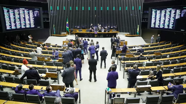 Discussão no plenário da Câmara dos Deputados (Foto: Agência Câmara)