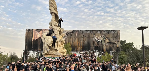 A queda de Assad encerra cinco décadas de dinastia familiar - Comemorações após a queda de Bashar al-Assad (Foto: Reuters)