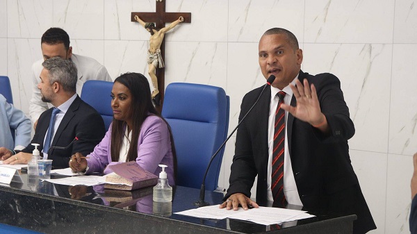 Na imagem, sentada a vereadora Professora Angélica (PP), e na tribuna o vereador Dentinho do Sindicato (PT). Foto: Câmara