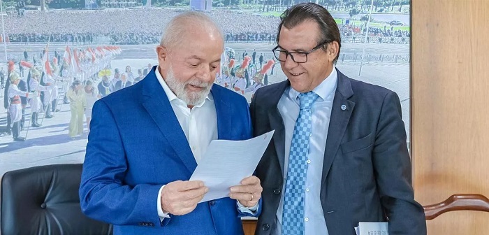Lula e o ministro do Trabalho e Emprego, Luiz Marinho, no Palácio do Planalto (Foto: Ricardo Stuckert/PR)