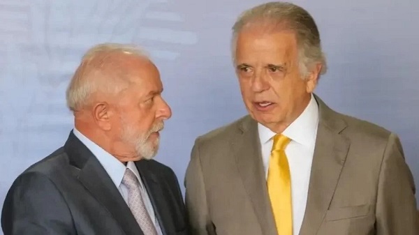 Presidente ia demitir sumariamente o almirante que comanda a força naval após o vídeo debochado que tachou civis de vagabundos. Créditos: Fábio Rodrigues-Pozzebom/Agência Brasil