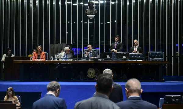 Projeto recebeu 42 votos favoráveis e 31 contrários (Foto: Pedro França/Agência Senado)