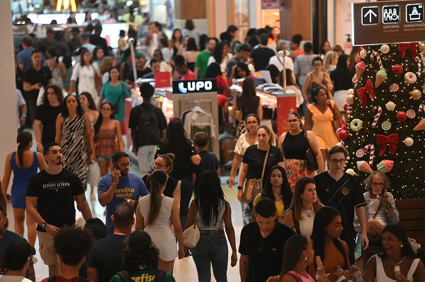 Movimento intenso para as compras de Natal (Foto: Paula Fróes/CORREIO)