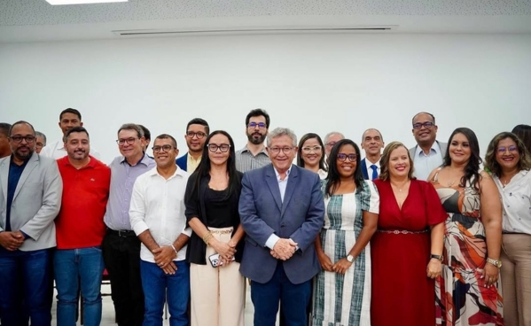 Prefeito eleito Luiz Caetano (PT) durante anuncio dos primeiros 20 nomes do secretariado (Foto: Reprodução)